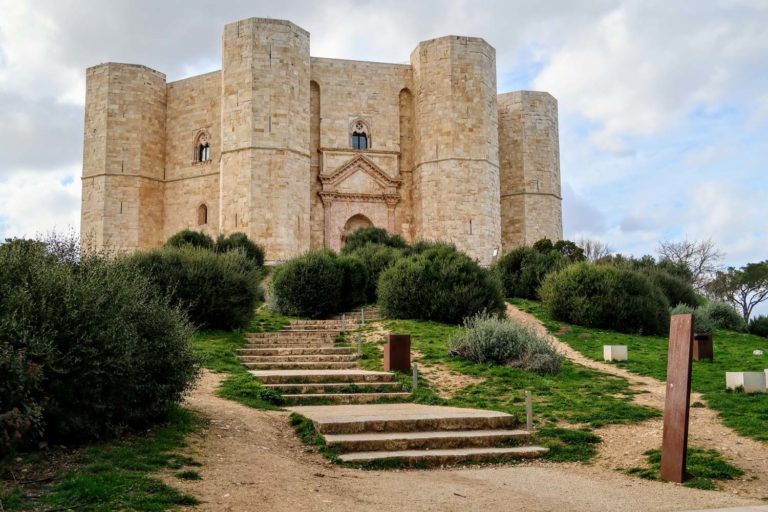 Castel del Monte una fortezza medievale di segreti, simboli e domande ancora senza risposta Castel del Monte una fortezza medievale di segreti, simboli e domande ancora senza risposta
