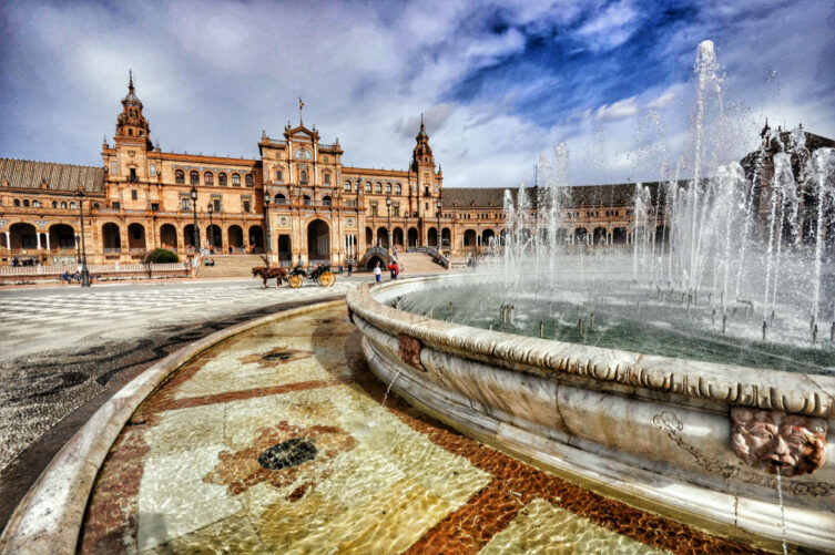 Plaza de España w Sewilli – słynny Plac Hiszpański z fontanną, arkadami i charakterystycznym półkolistym budynkiem, jedna z najważniejszych atrakcji Sewilli w Hiszpanii.