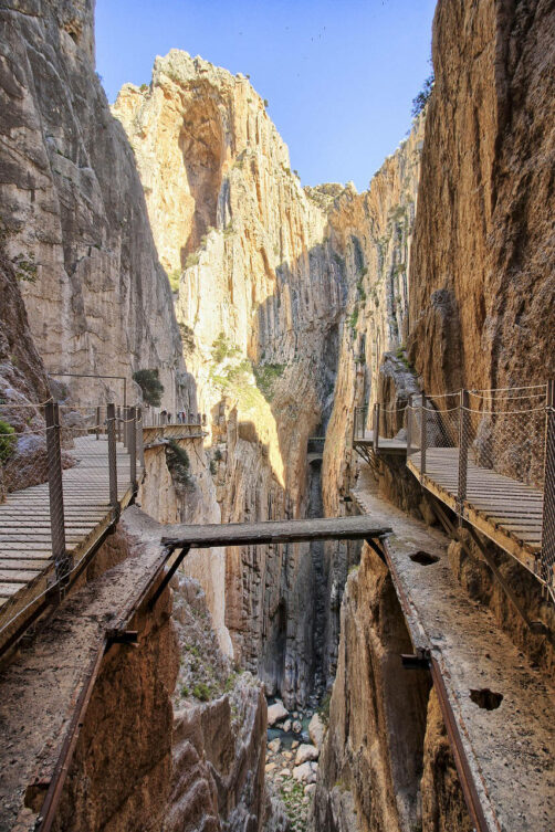 Kładki Caminito del Rey zawieszone nad wąwozem El Chorro w Andaluzja