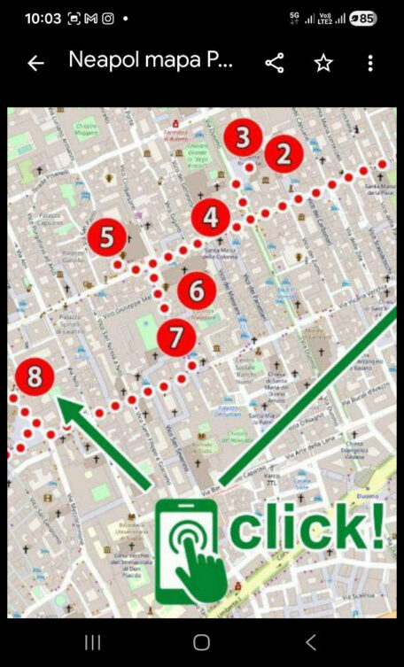 Mapa centrum Neapolu z zaznaczoną trasą spacerową i numerowanymi punktami atrakcji turystycznych. Czerwona przerywana linia prowadzi przez historyczne uliczki miasta, a zielone strzałki wskazują kierunek zwiedzania.