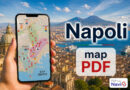 Grafika promująca mapę PDF Neapolu z widokiem na Zatokę Neapolitańską i Wezuwiusz w tle. Na pierwszym planie widoczna dłoń trzymająca telefon z mapą centrum Neapolu oraz napis „Napoli map PDF”.