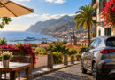 Samochód na wynajem na ulicy w Funchal z widokiem na port, ocean i góry Madery