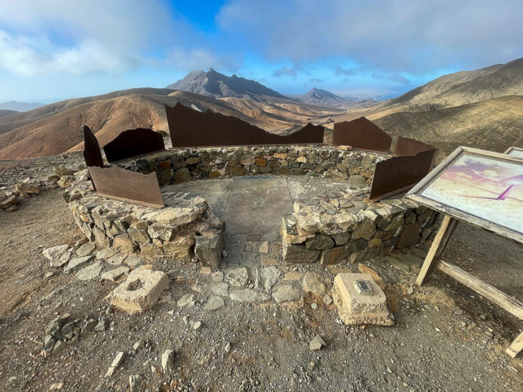 火山山の景色を望むフェルテベントゥラ島のシカスンブレ天文台展望台