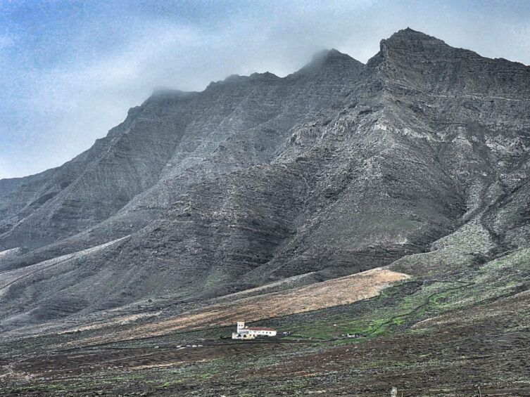 険しい山々を背景にした、フエルテベントゥラ島コフェテのヴィラ・ウィンター